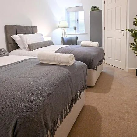 Two Bedroom Flat By Littlepiggyrentals Short Lets & Serviced Accommodation Cranfield With Balcony & Fast Wi-Fi Exterior photo