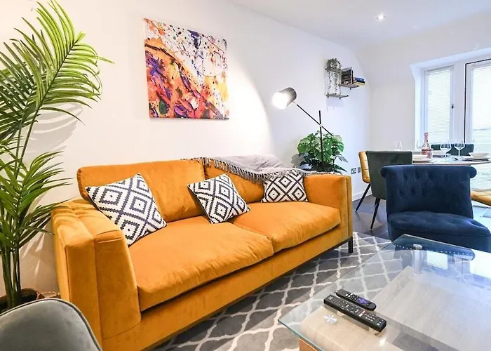 Two Bedroom Flat By Littlepiggyrentals Short Lets & Serviced Accommodation Cranfield With Balcony & Fast Wi-Fi