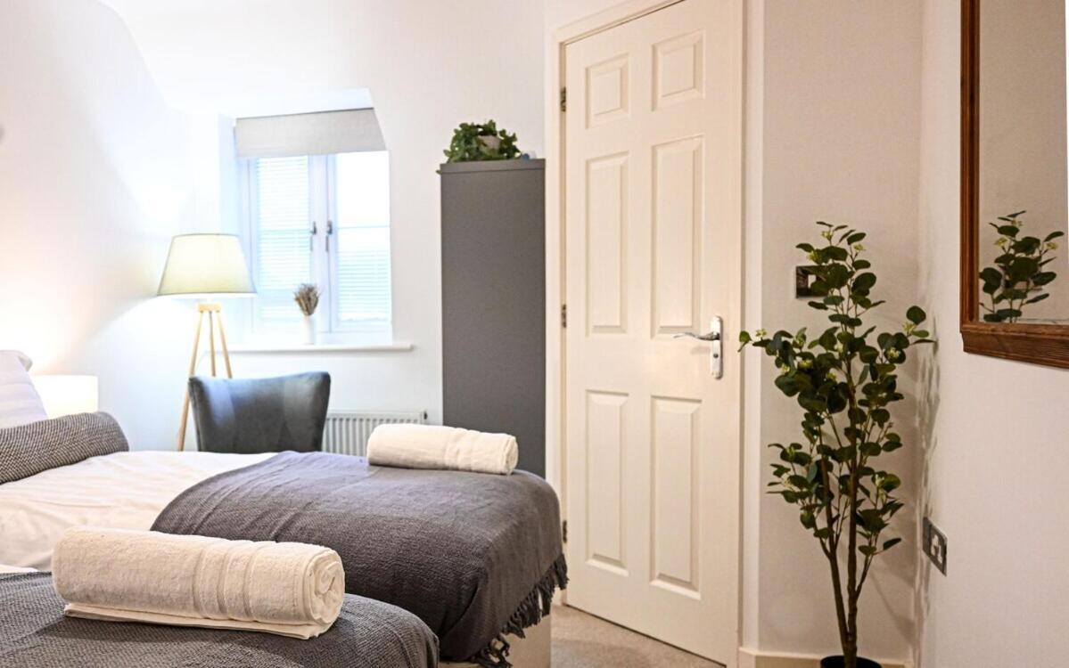 Two Bedroom Flat By Littlepiggyrentals Short Lets & Serviced With Balcony & Fast Wi-fi * Cranfield