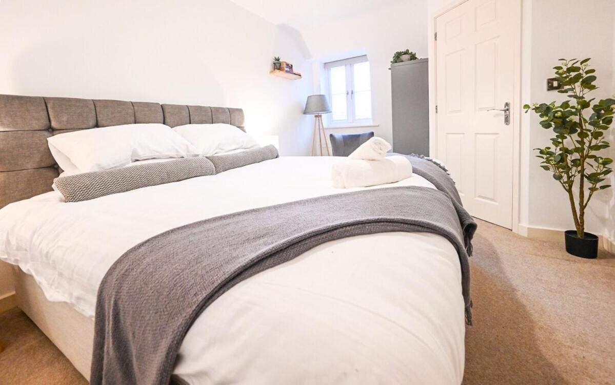 Two Bedroom Flat By Littlepiggyrentals Short Lets & Serviced With Balcony & Fast Wi-fi Apartment