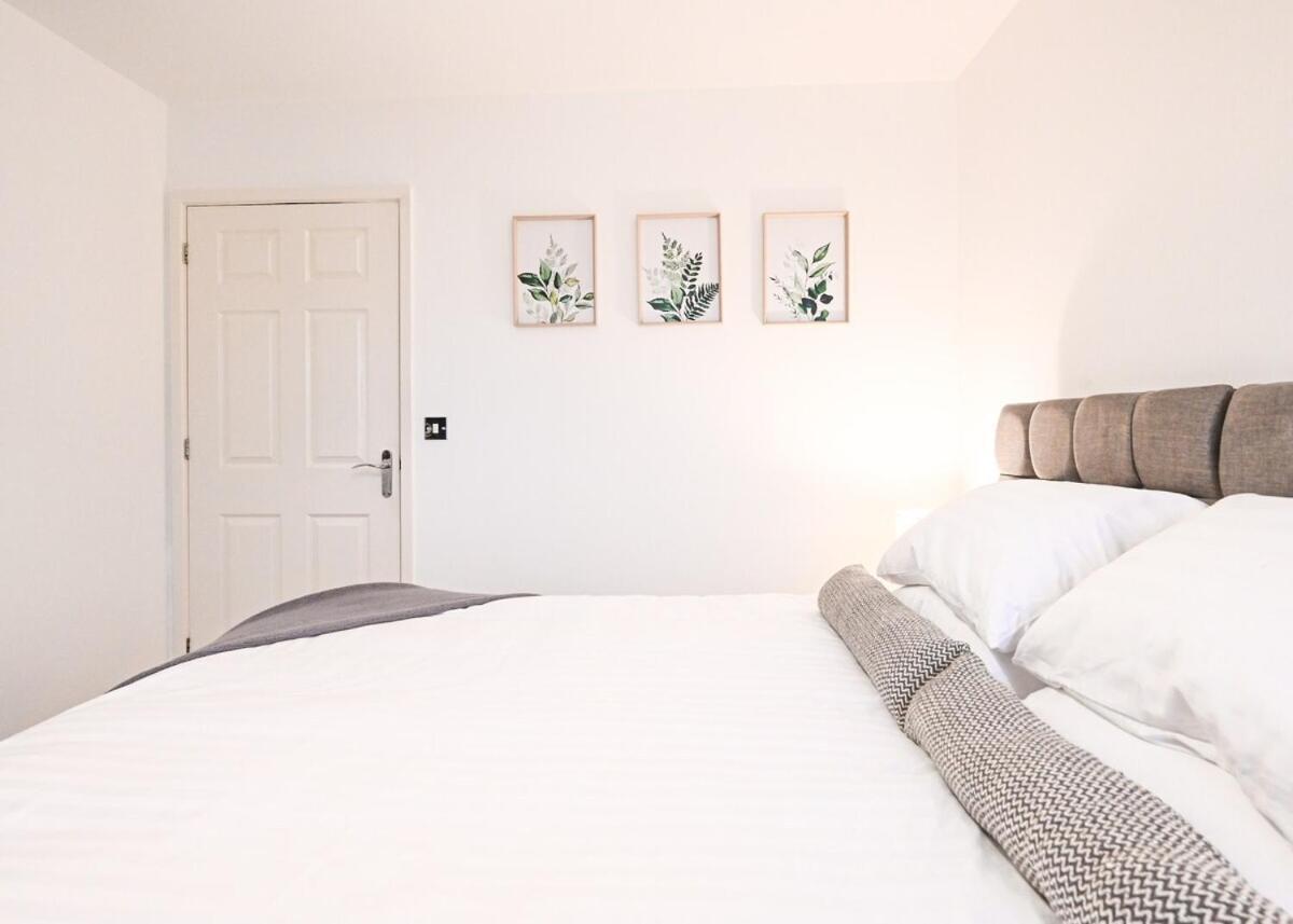 Two Bedroom Flat By Littlepiggyrentals Short Lets & Serviced With Balcony & Fast Wi-fi Apartment *