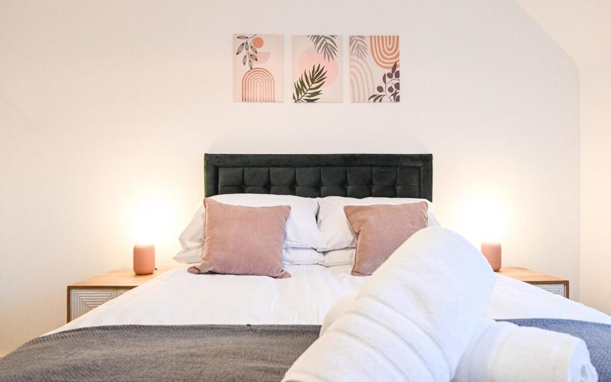 Two Bedroom Flat By Littlepiggyrentals Short Lets & Serviced With Balcony & Fast Wi-fi *