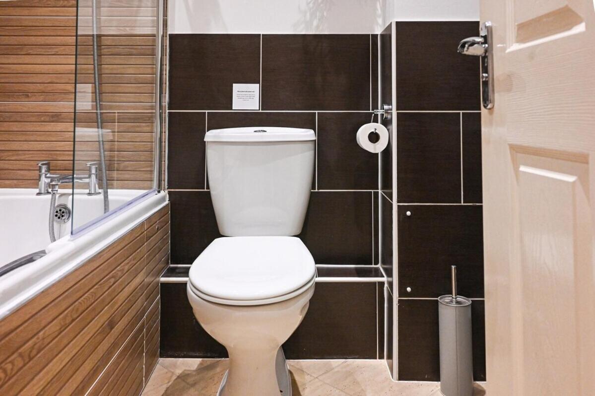 Apartment Two Bedroom Flat By Littlepiggyrentals Short Lets & Serviced With Balcony & Fast Wi-fi *