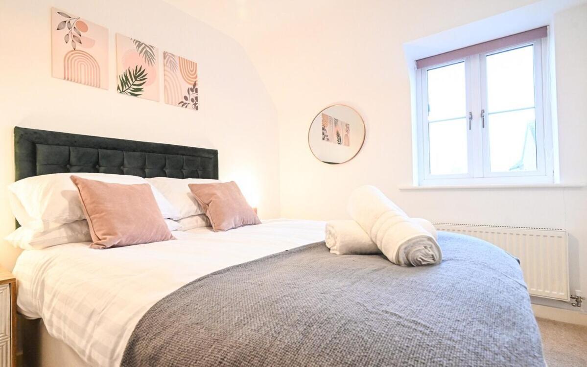 Two Bedroom Flat By Littlepiggyrentals Short Lets & Serviced With Balcony & Fast Wi-fi *