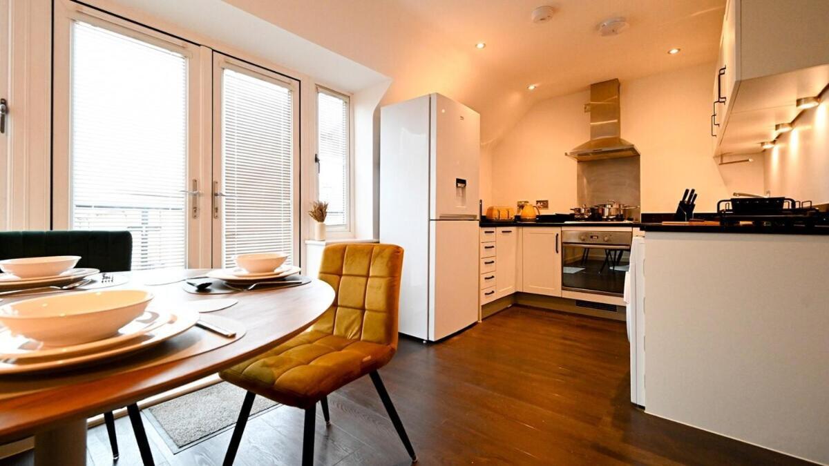 Two Bedroom Flat By Littlepiggyrentals Short Lets & Serviced With Balcony & Fast Wi-fi