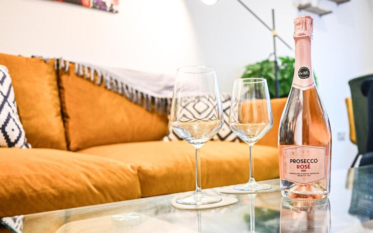 Two Bedroom Flat By Littlepiggyrentals Short Lets & Serviced With Balcony & Fast Wi-fi Apartment