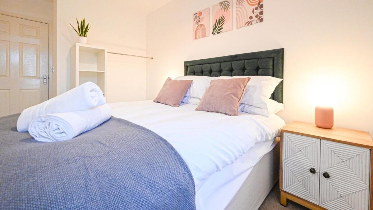 Apartment Two Bedroom Flat By Littlepiggyrentals Short Lets & Serviced With Balcony & Fast Wi-fi *