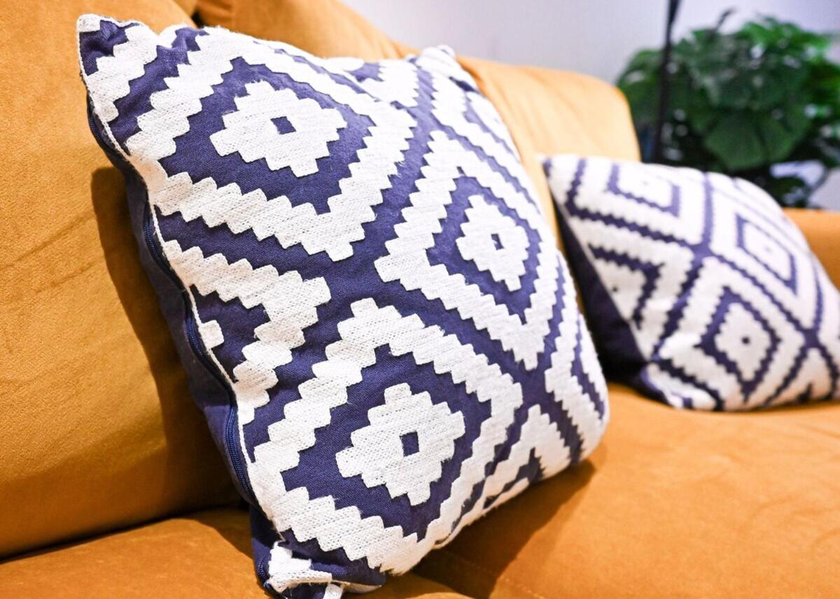 Two Bedroom Flat By Littlepiggyrentals Short Lets & Serviced With Balcony & Fast Wi-fi *