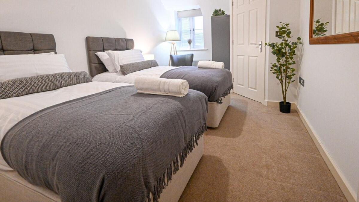 Two Bedroom Flat By Littlepiggyrentals Short Lets & Serviced With Balcony & Fast Wi-fi Cranfield
