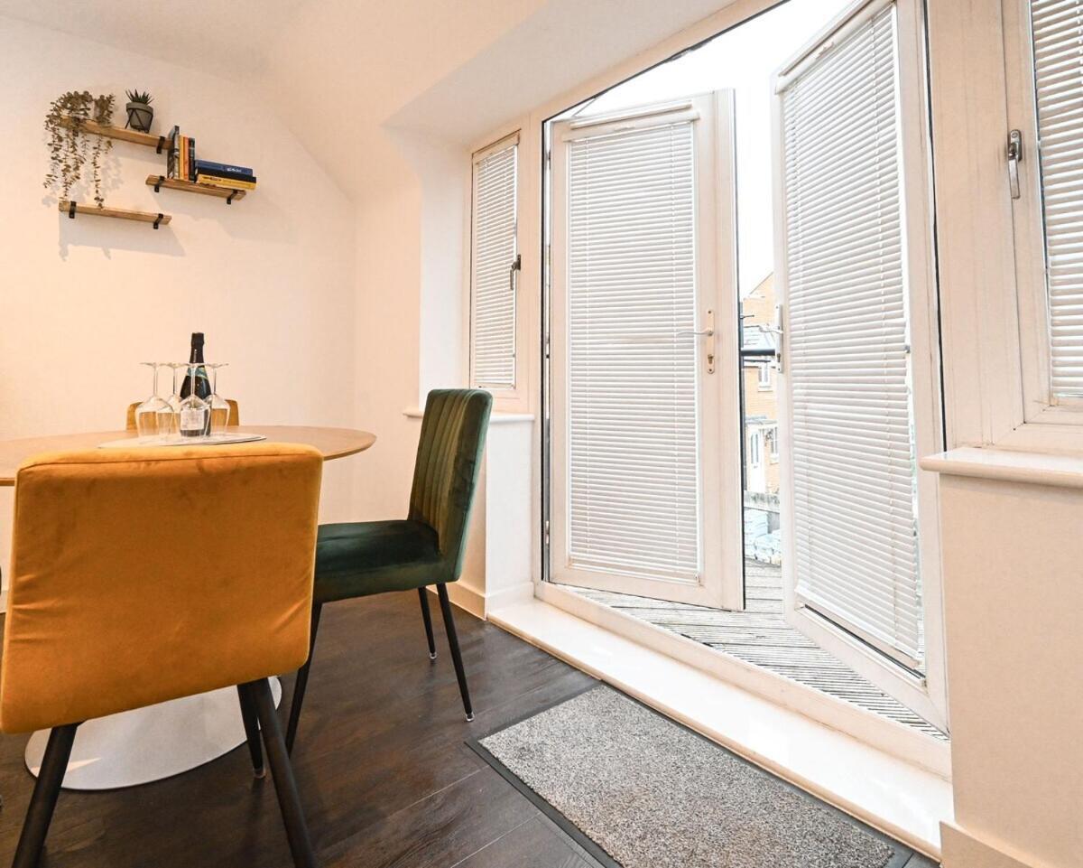 Two Bedroom Flat By Littlepiggyrentals Short Lets & Serviced With Balcony & Fast Wi-fi * Cranfield