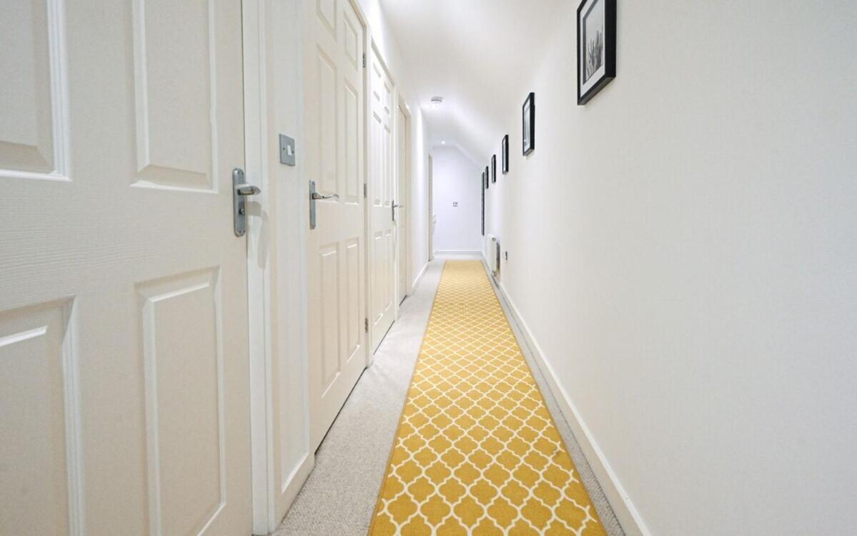 Two Bedroom Flat By Littlepiggyrentals Short Lets & Serviced With Balcony & Fast Wi-fi