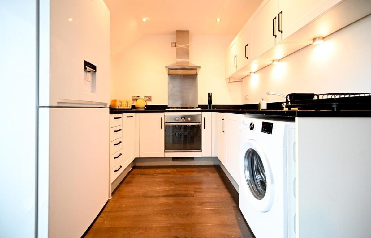 Two Bedroom Flat By Littlepiggyrentals Short Lets & Serviced With Balcony & Fast Wi-fi Apartment