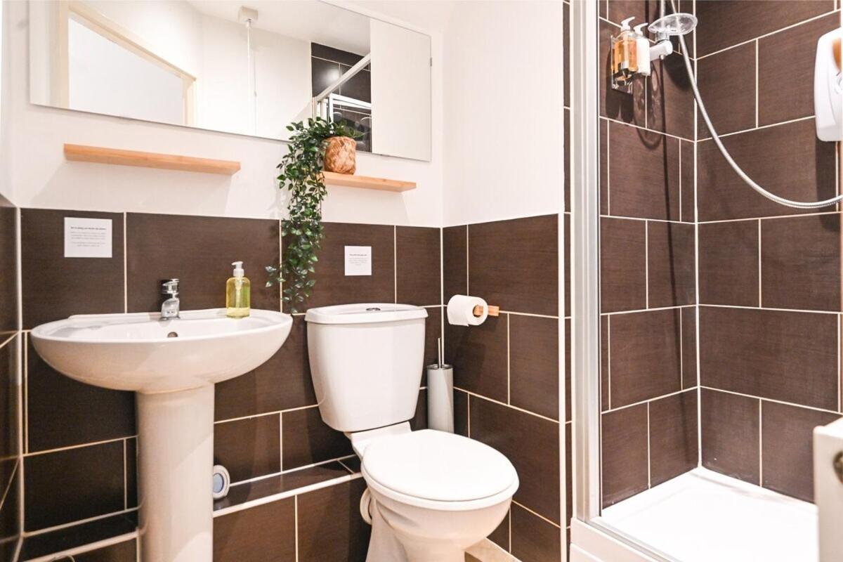 Two Bedroom Flat By Littlepiggyrentals Short Lets & Serviced With Balcony & Fast Wi-fi Apartment *